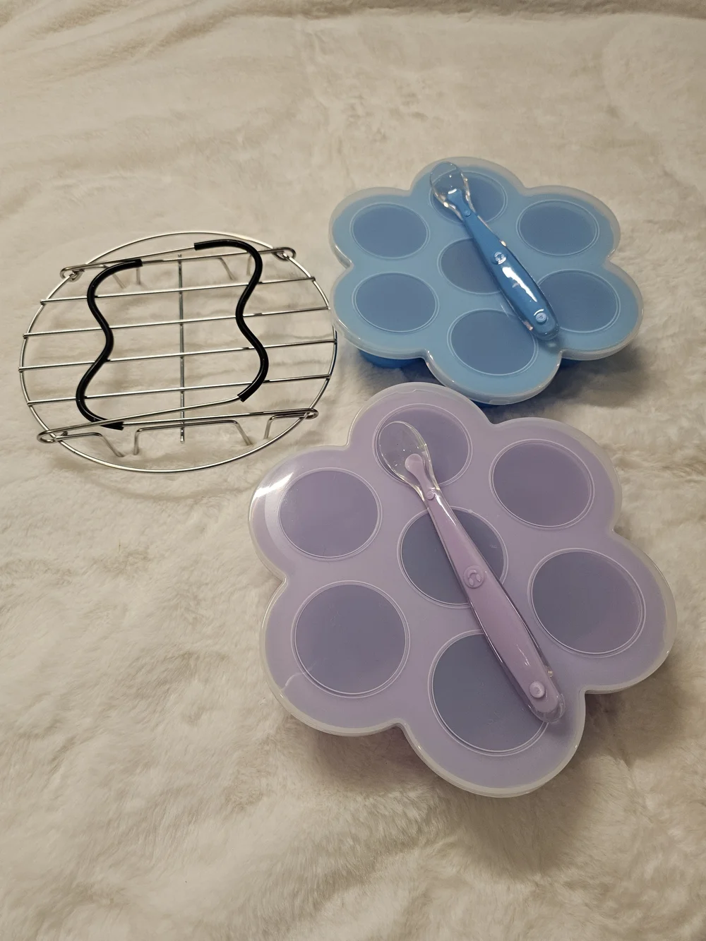 2 Flower-Shaped Silicone  Trays with Lid /Spoons -  1 Pressure Pot  Rack